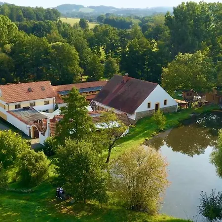 Treehouse Kremilek 롯지 Jesenice (Pribram)